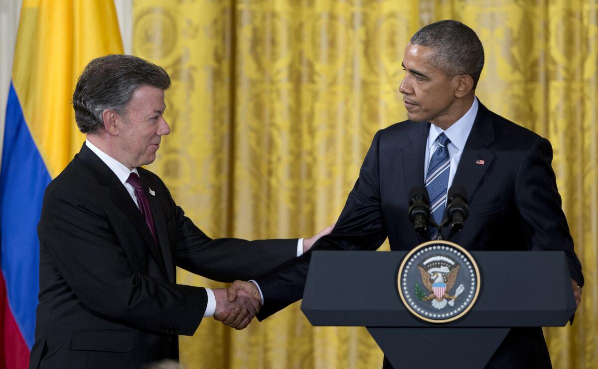 El presidente Barack Obama, derecha, se saluda con el presidente colombiano Juan Manuel Santos,desoués de reunirse en la Casa Blanca en Washington. Obama anunció el jueves que solicitará al Congreso elevar a 450 millones de dólares la cooperación a Colombia para apoyar el proceso de paz que la nación sudamericana persigue con las FARC. (AP Photo/Carolyn Kaster)