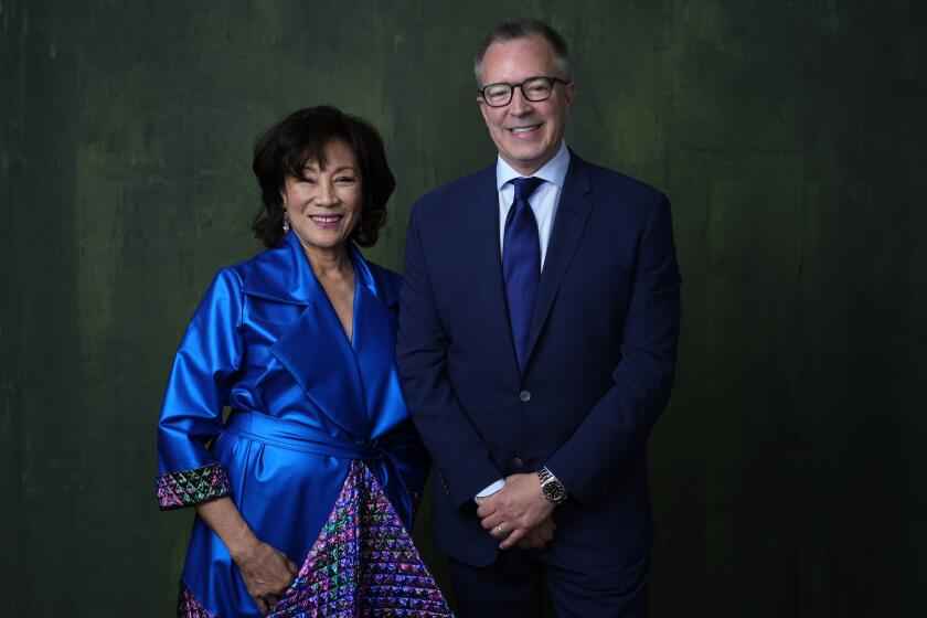 La presidenta de la Academia de las Artes y Ciencias Cinematográficas Janet Yang, izquierda, y el director general de la academia Bill Kramer posan para un retrato en el almuerzo de nominados a la 96a edición de los Premios de la Academia el lunes 12 de febrero de 2024, en el Hotel Beverly Hilton en Beverly Hills, California. (Foto AP/Chris Pizzello)