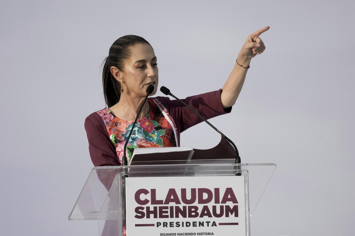 La candidata presidencial Claudia Sheinbaum en su apertura de campaña en la plaza del Zócalo en Ciudad de México