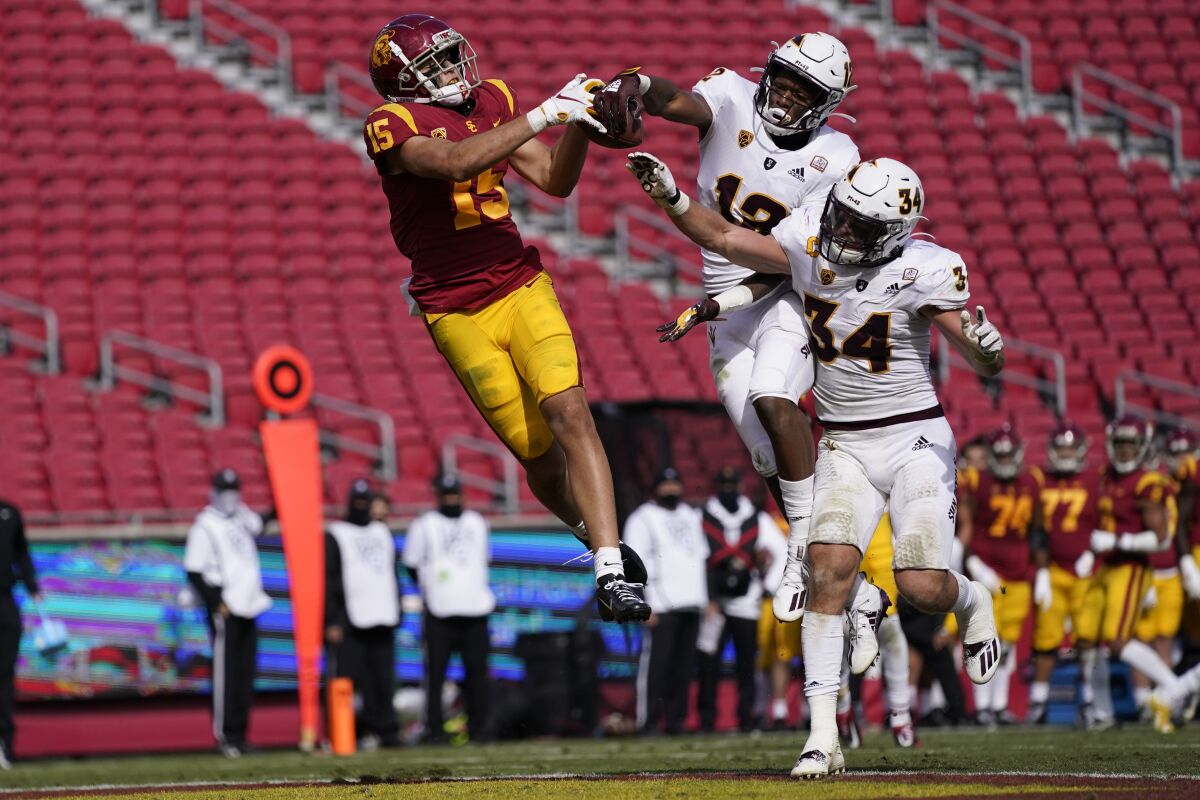 USC wide receiver Drake London (15) beats Arizona State defenders to make the winning 21-yard touchdown catch.