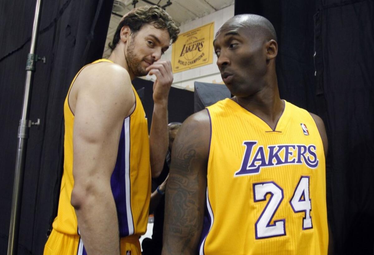Pau Gasol (izq.) y Kobe Bryant, de los Lakers.
