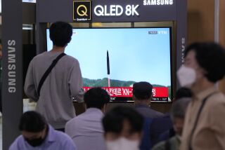 Una pantalla de televisión muestra una imagen de archivo del lanzamiento de un misil norcoreano, durante un programa de noticias, en la estación de tren de Seúl, Corea del Sur, el miércoles 28 de septiembre de 2022. (AP Foto/Ahn Young-joon)