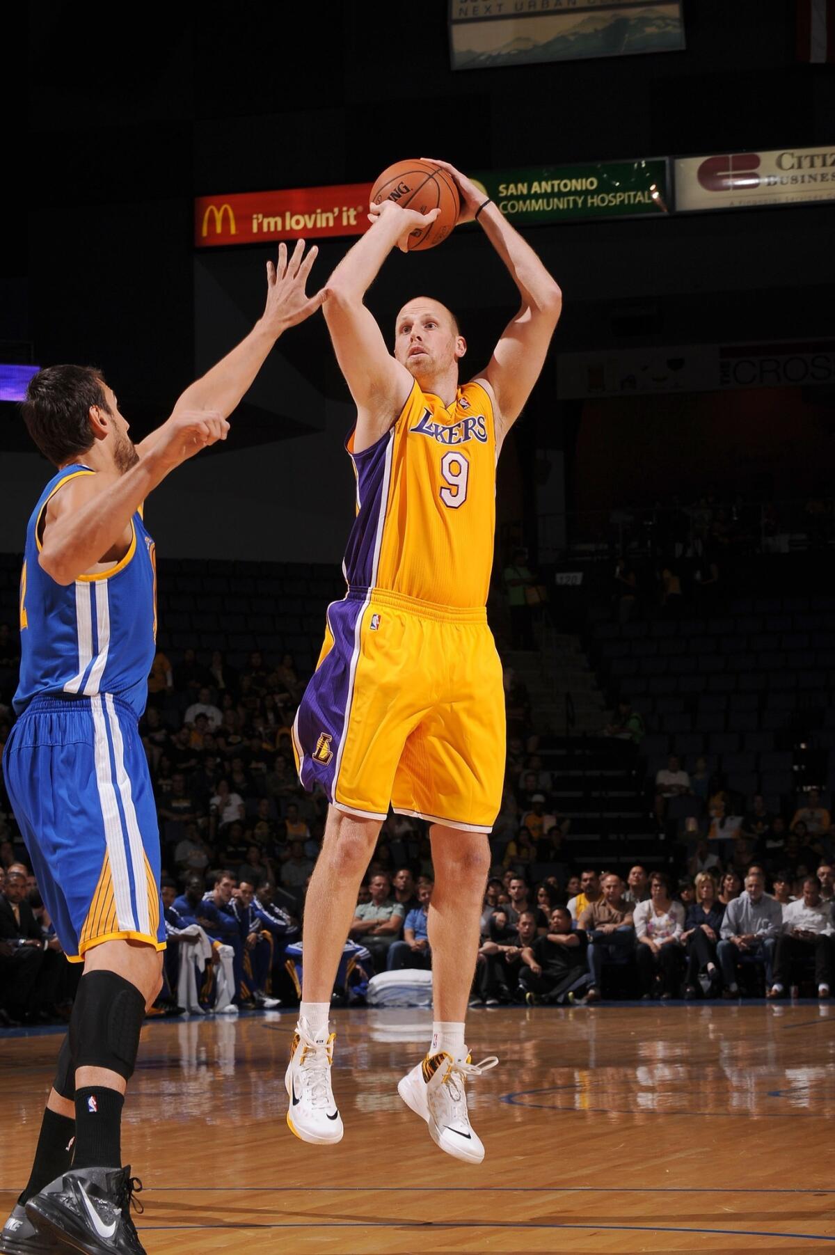 Lakers center Chris Kaman is confident his hand injury won't prevent him from playing in an exhibition game on Tuesday.
