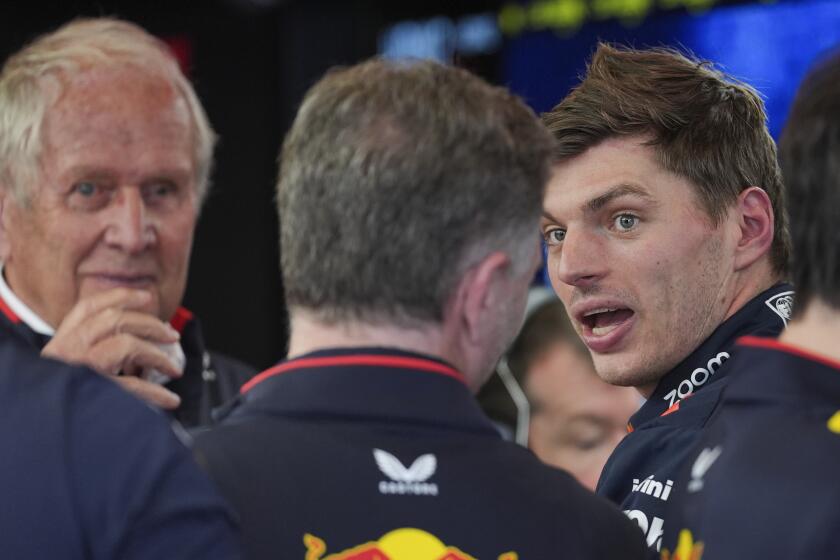 El piloto de Red Bull Max Verstappen (derecha) conversa con el director deportivo del equipo Helmut Marko y el jefe Christian Horner (centro) tras la primera práctica del Gran Premio de Australia, el viernes 22 de marzo de 2024 en Melbourne. (AP Foto/Asanka Brendon Ratnayake)