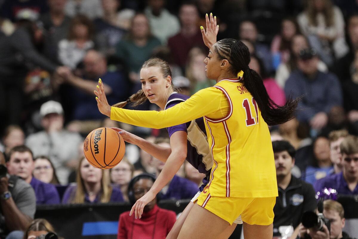 USC'den Kennedy Smith, sağda, Truva atlarının Sweet 16'daki galibiyeti sırasında Kansas Eyaletinden Serena Sundell'i koruyor.