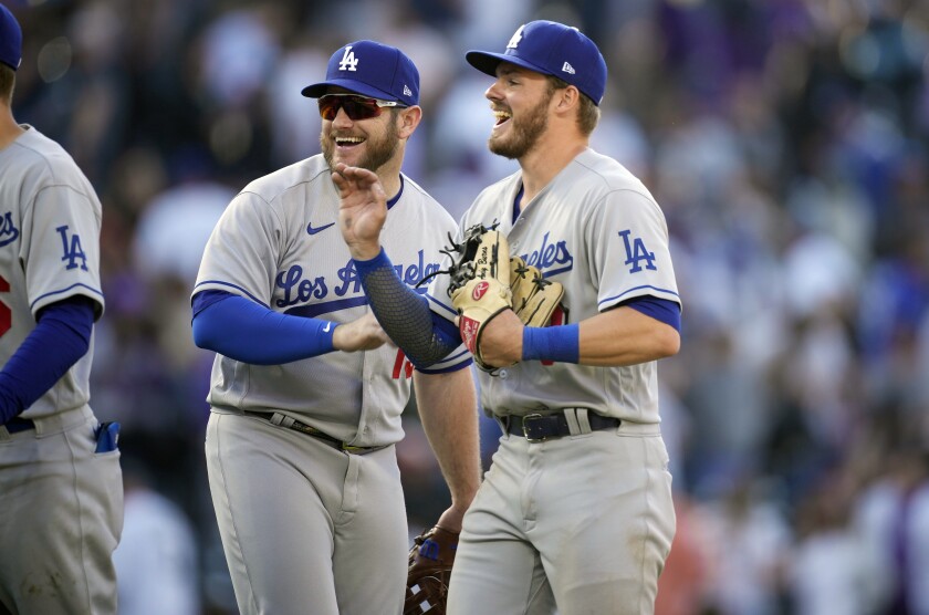 Le joueur de deuxième but Gavin Lux (à droite) et le joueur de troisième but Max Muncy célèbrent la victoire des Dodgers le 8 avril 2022.