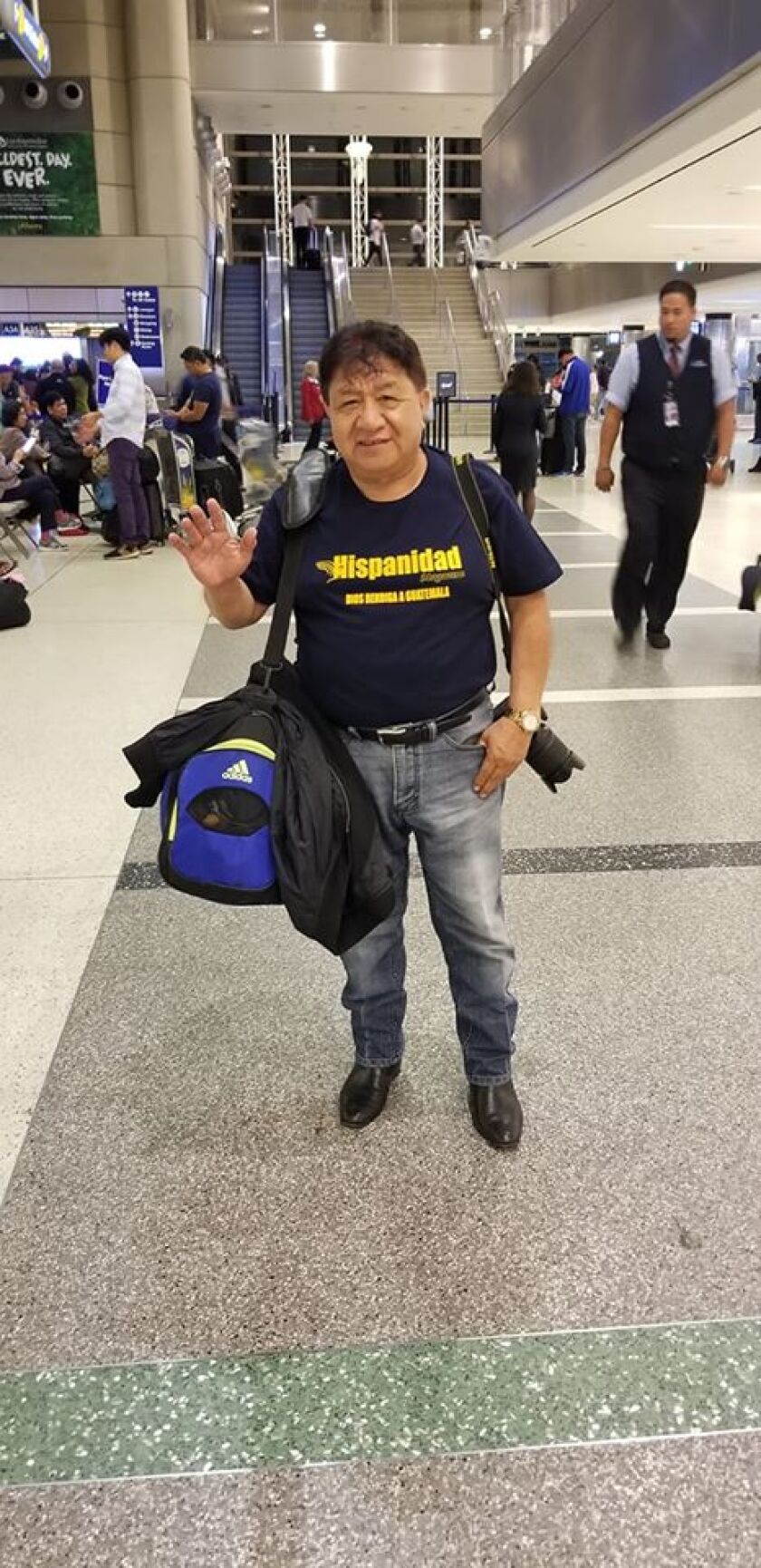 Siempre se hacía acompañar de su cámara fotográfica, como aparece aquí antes de viajar a Guatemala en septiembre de 2019.