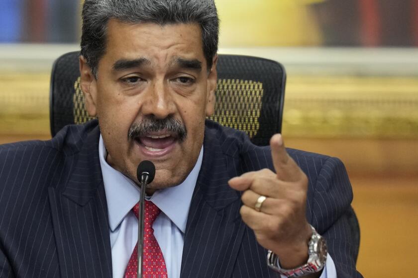 ARCHIVO - El presidente venezolano Nicolás Maduro ofrece una conferencia de prensa en el palacio presidencial de Miraflores en Caracas, Venezuela, el 31 de julio de 2024, tres días después de su disputada reelección. Maduro, anunció el jueves que ordenó bloquear por 10 días el acceso en Venezuela de X, antes conocida como Twitter. (AP Foto/Matías Delacroix, Archivo)