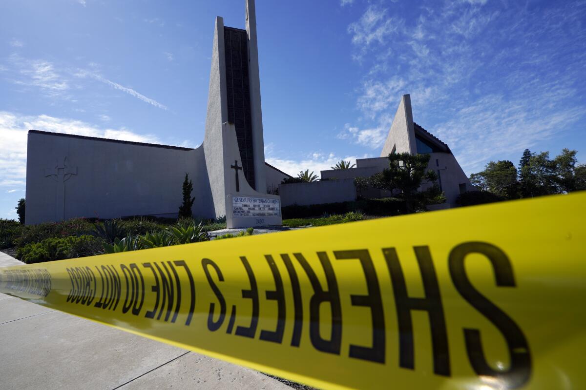Cinta para delimitar la escena de un crimen rodea la Iglesia Presbiteriana de Ginebra, el domingo 15 de mayo de 2022, en Laguna Woods, California, luego de un tiroteo. (AP Foto/Damian Dovarganes)