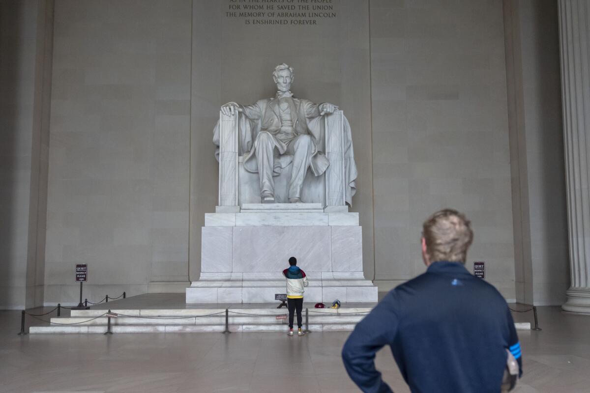 Los visitantes se reúnen en el Monumento a Lincoln.