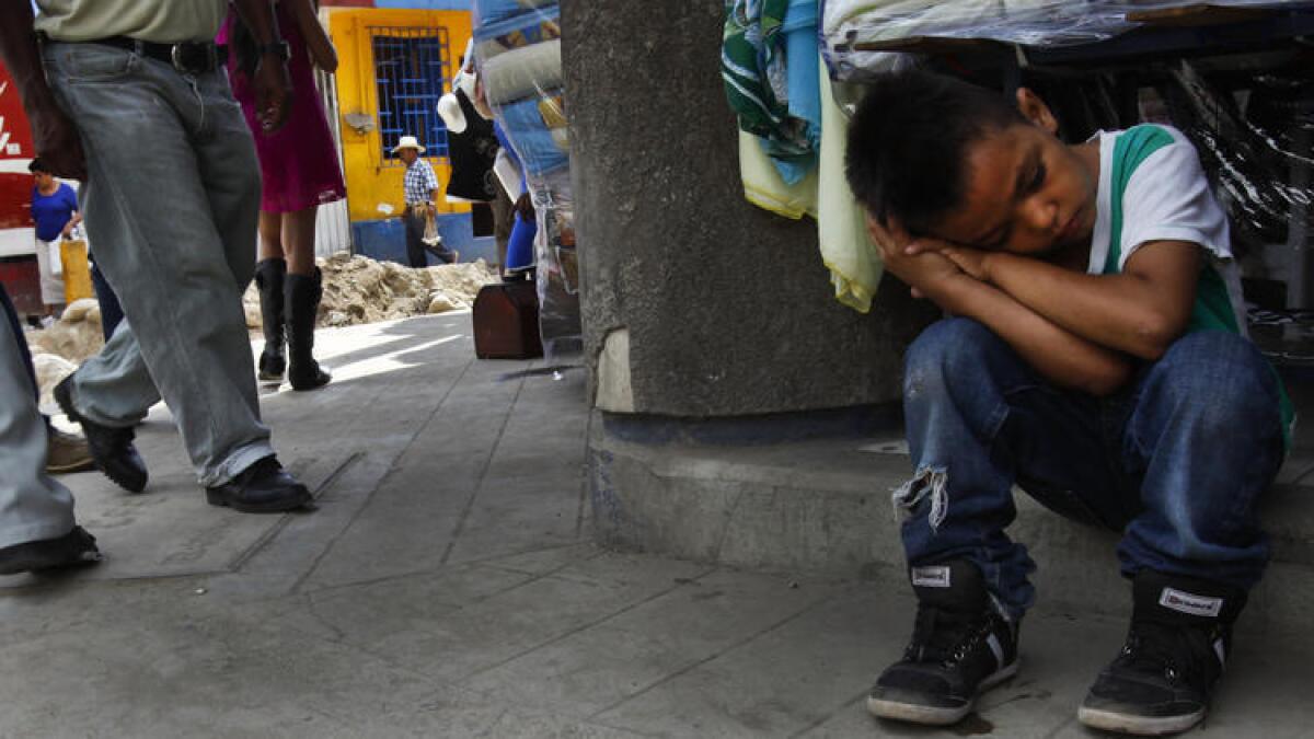 Anderson Daniel, de 7 años de edad y de Honduras, se quedó sentado y agotado sobre una calle caliente en la sureña ciudad mexicana de Tapachula. Los migrantes, incluyendo a los menores de edad, pasan a través de esta ciudad en su camino hacia Estados Unidos. Muchos nunca llegan a su destino y son deportados o terminan quedándose en el estado más pobre de México.