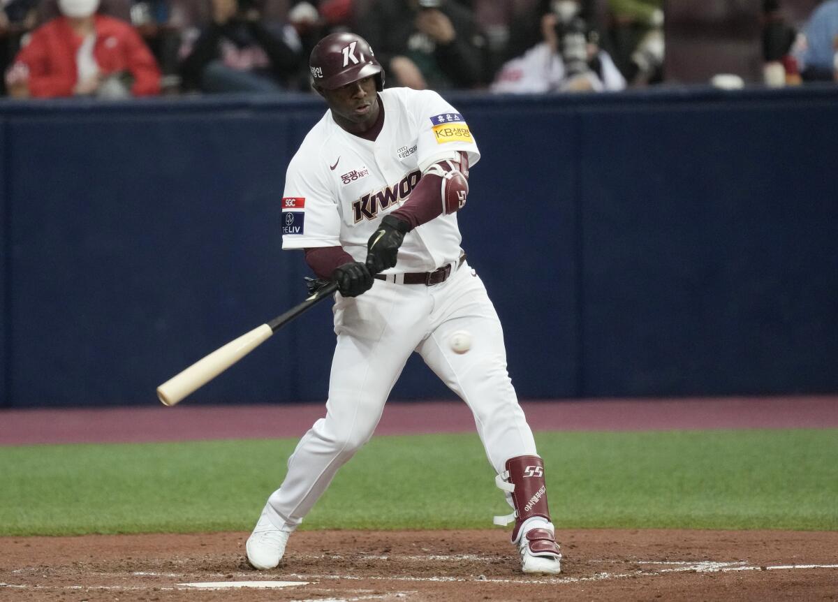 ARCHIVO - En foto del 2 de abril del 2022, el jardinero Yasiel Puig con los el Kiwoon Heroes en Corea 