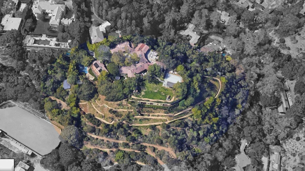 Adam Levine ponies up $32 million for Pacific Palisades home of Ben Affleck and Jennifer Garner Los Angeles Times