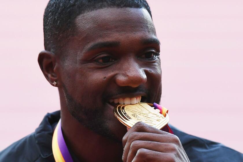 TOPSHOT - Gold medallist US athlete Justin Gatlin poses on the podium during the victory ceremony for the men's 100m athletics event at the 2017 IAAF World Championships at the London Stadium in London on August 6, 2017. / AFP PHOTO / Jewel SAMADJEWEL SAMAD/AFP/Getty Images ** OUTS - ELSENT, FPG, CM - OUTS * NM, PH, VA if sourced by CT, LA or MoD **