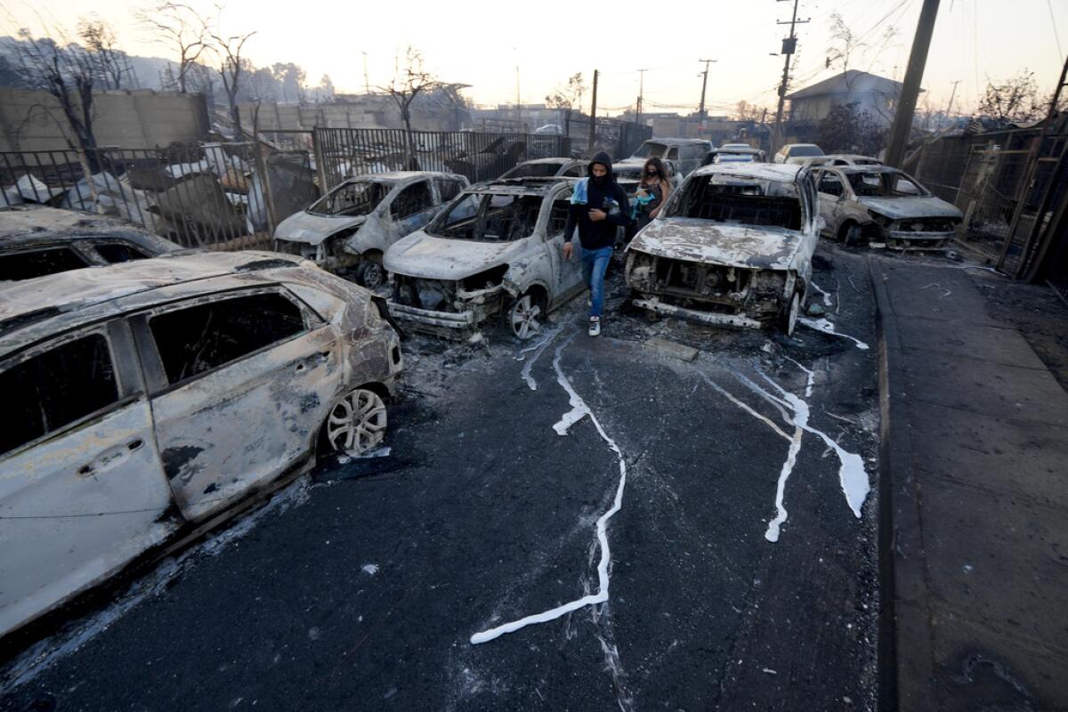 Los lugareños caminan entre autos quemados 