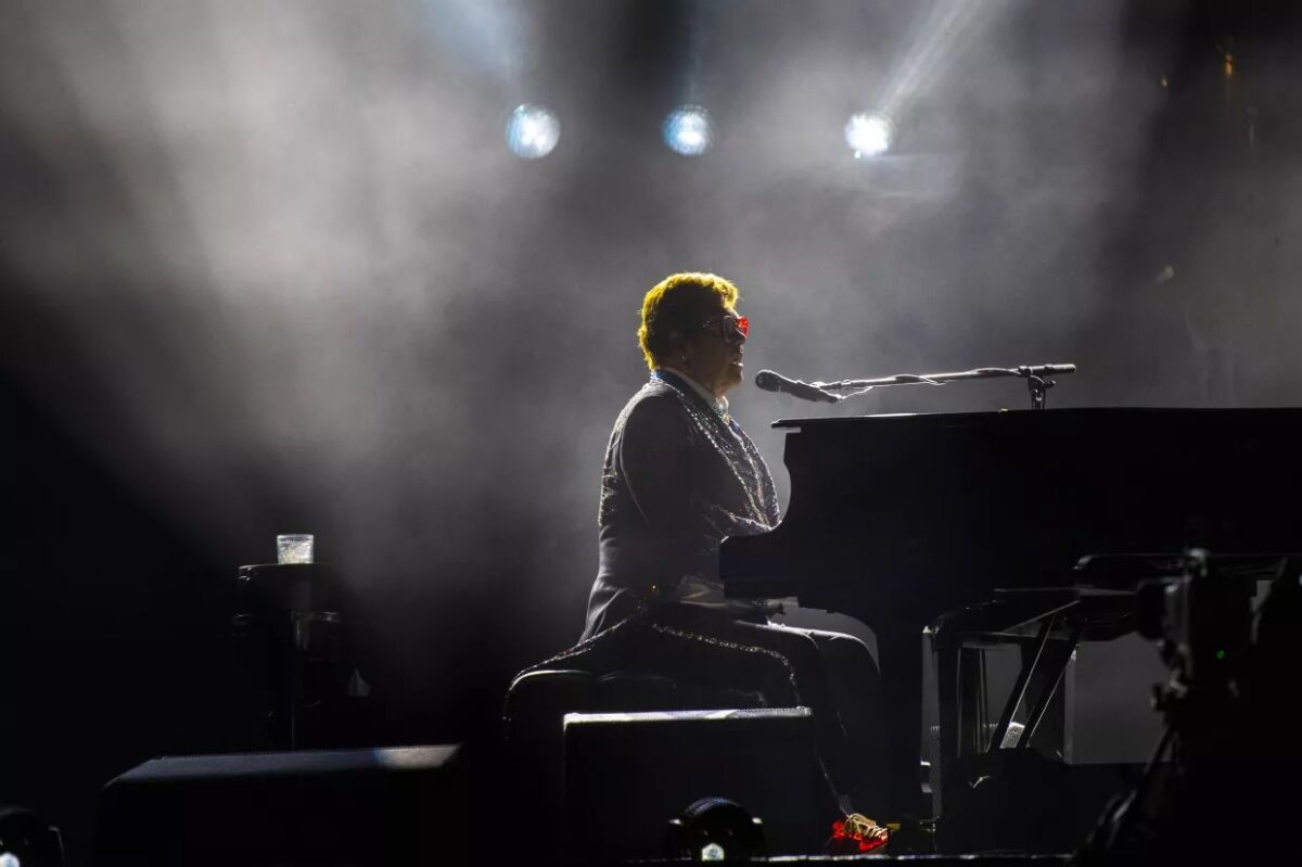 Elton John durante su último concierto en Norteamérica en el Dodger Stadium el domingo.