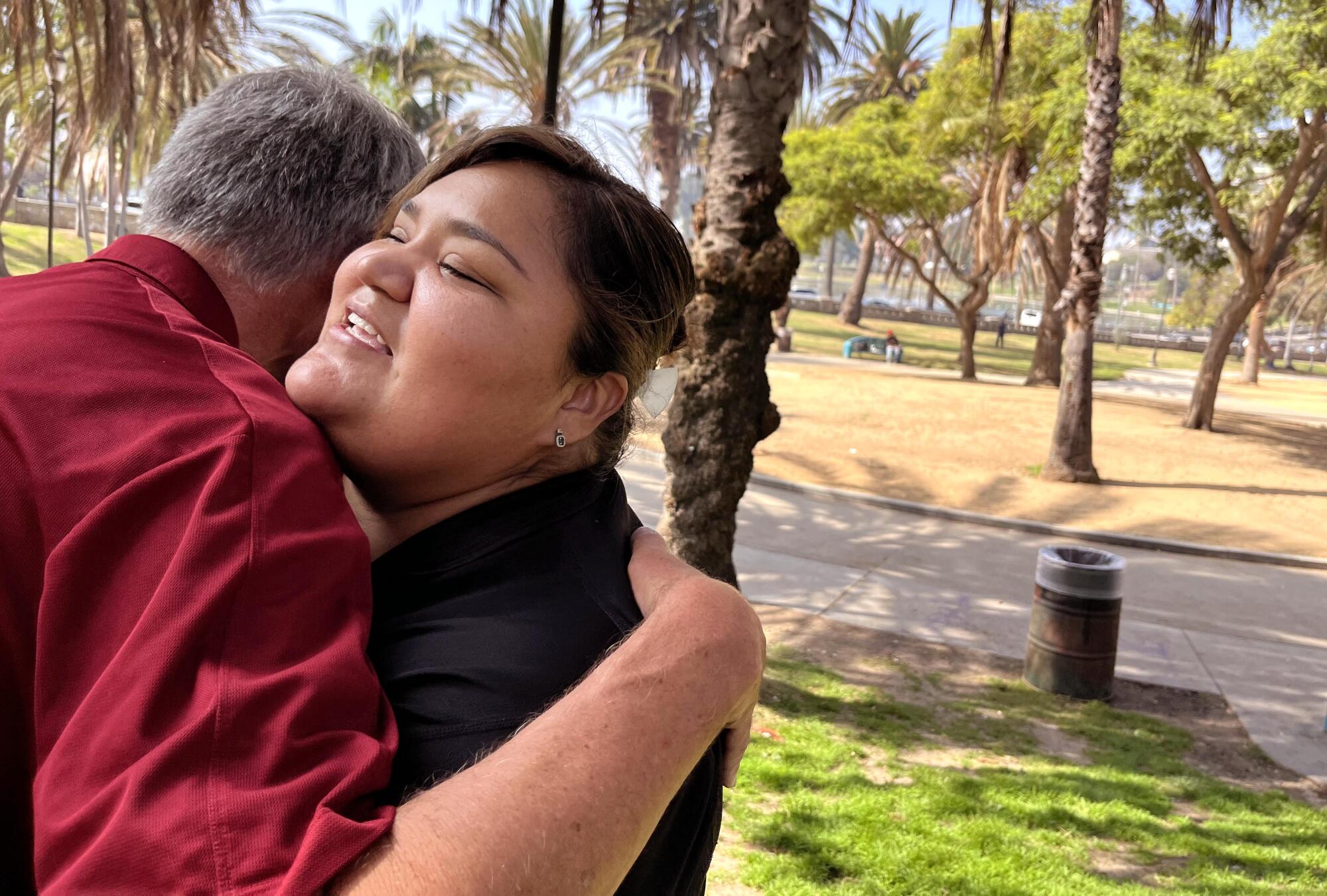 Un hombre y una mujer se abrazan. 