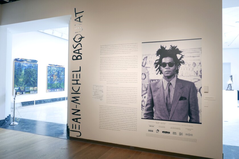 La entrada a una exposición de pinturas atribuidas a Jean-Michel Basquiat en el Museo de Arte de Orlando el miércoles 1 de junio de 2022, en Orlando, Florida. El viernes 24 de junio el FBI hizo una redada en el museo y confiscó más de 20 supuestas obras de Basquiat por dudas sobre su autenticidad. (Foto AP/John Raoux)
