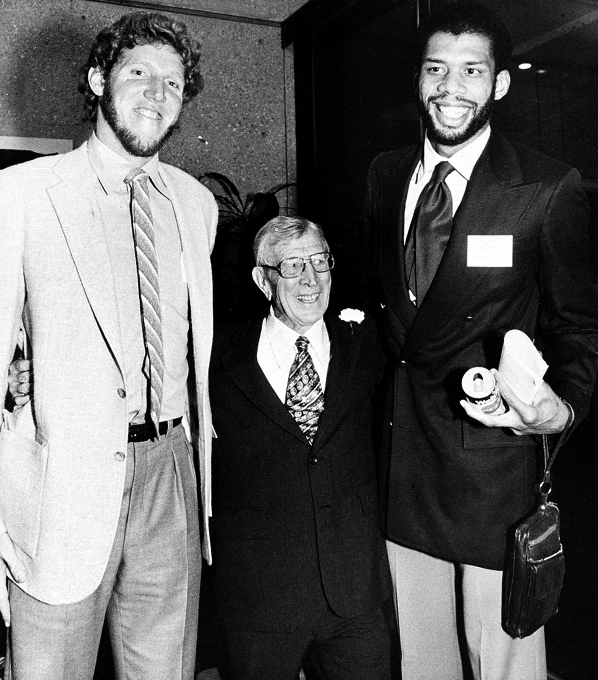  John Wooden poses with UCLA alumni and pro basketball stars Bill Walton, left, and Kareem Abdul-Jabbar.