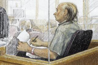 En este dibujo aparece el presunto asesino serial Robert Pickton tomando notas en el segundo día de su juicio en la Corte Suprema de Columbia Británica en New Westminster, Columbia Británica, el 31 de enero de 2006. (Jane Wolsack/The Canadian Press vía AP)