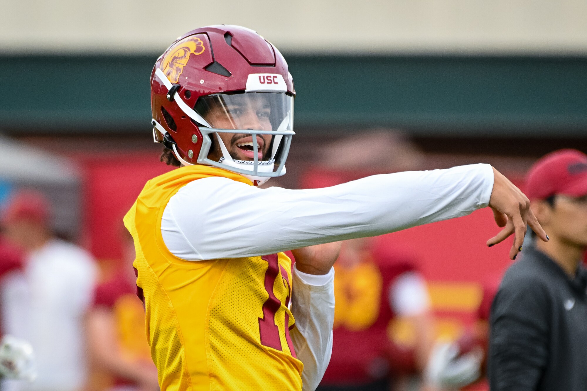 Le quart-arrière de l'USC Caleb Williams donne suite à une passe à l'entraînement.