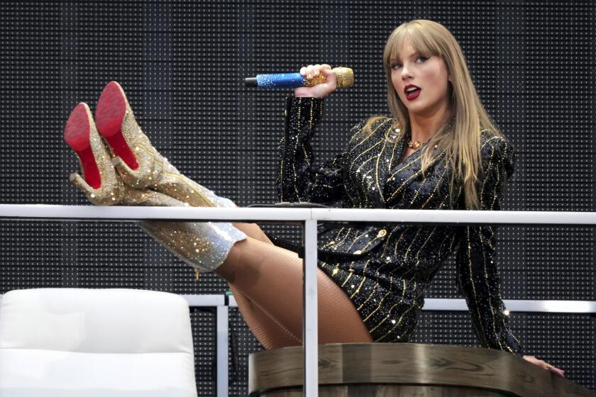 ARCHIVO - Taylor Swift se presenta en el estadio de Wembley como parte de su gira Eras el viernes 21 de junio de 2024 en Londres. (Foto Scott A Garfitt/Invision/AP, archivo)