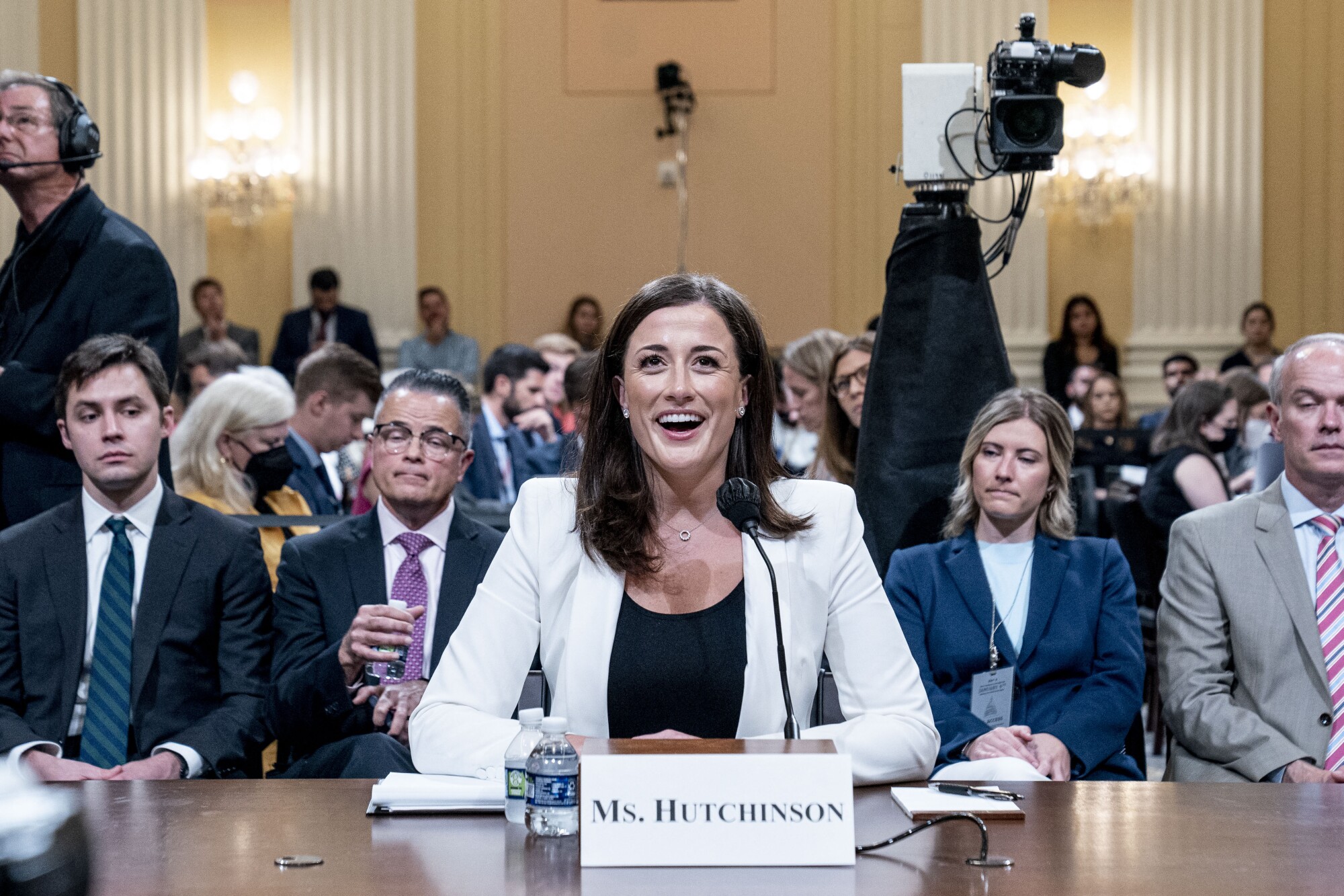 Cassidy Hutchinson, ex asistente principal del jefe de gabinete de la Casa Blanca de Trump, Mark Meadows, testifica