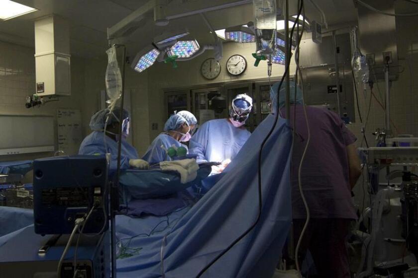 El neurocirujano Saadi Ghattan (c) y su equipo en un momento de una compleja y pionera cirugía que promete acabar con los ataques de epilepsia de la adolescente de origen mexicano Jennifer Flores, el lunes 3 de mayo 2010, en el hospital Beth Israel, en Nueva York (EEUU). EFE/Archivo