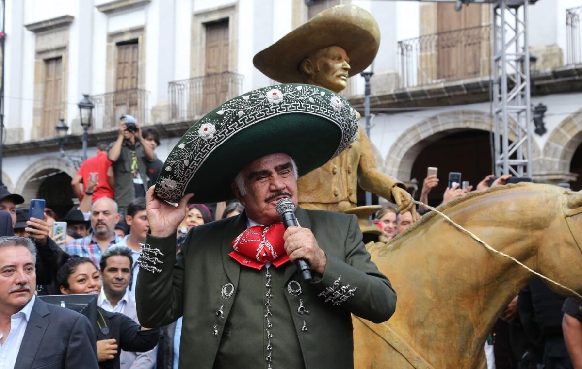 Vicente Fernández cumple hoy 32 días de haber sido hospitalizado.