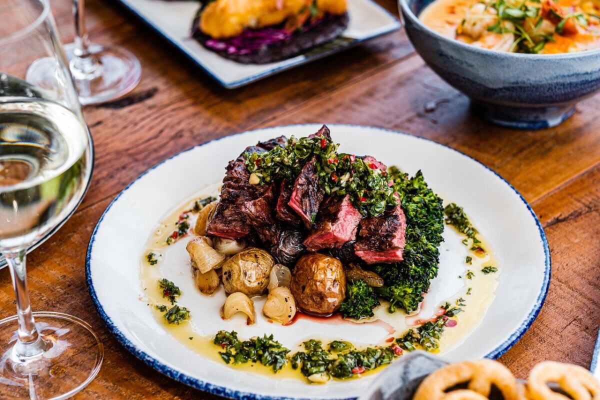 Churrasco brasileiro e batatas fritas com chimichurri no Fresco Cocina em Carlsbad.