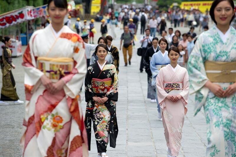 geloof Aanleg Veel gevaarlijke situaties No sayonara for Japanese kimono as it gets modern makeover - San Diego  Union-Tribune en Español