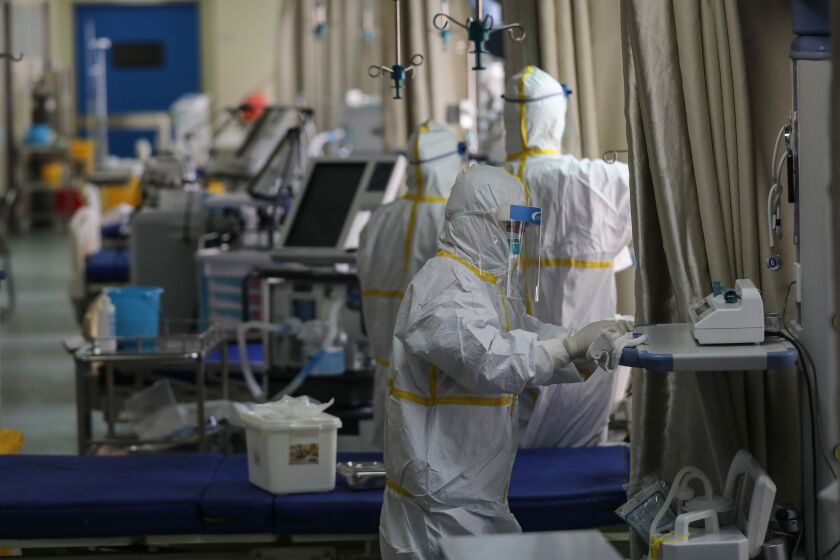 Los trabajadores desinfectan el equipo en la sala de coronavirus
