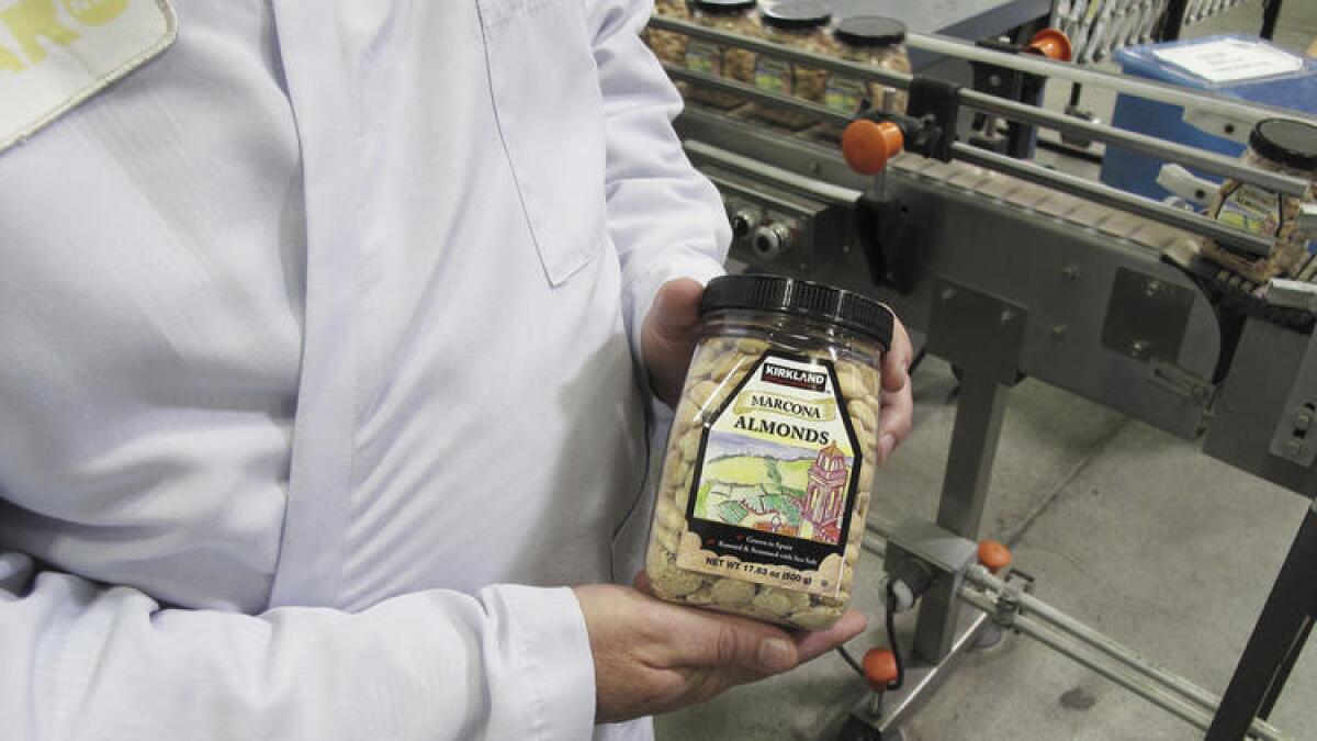 Todd Crosswell, gerente general de Caro Nut Co., muestra un frasco de almendras en la planta procesadora de la compañía, ubicada en Fresno. El año pasado, a través de una sofisticada operación, un grupo de ladrones robó seis camiones con carga de su compañía, lo cual generó una pérdida de $1.2 millones para la firma.