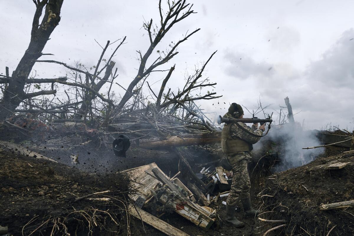 En esta imagen de archivo, un soldado ucraniano dispara un RPG hacia posiciones rusas en el frente cerca 