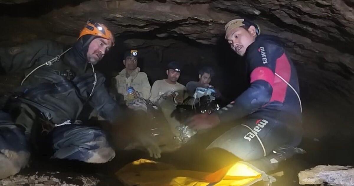 Les sauveteurs libèrent 4 personnes piégées dans une grotte inondée au Laos ; 2 manquent toujours