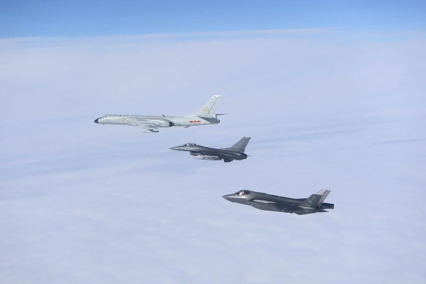 En esta imagen difundida por el Departamento de Defensa de Estados Unidos, aviones de combate estadounidense interceptan a una aeronave militar rusa que operaba en la Zona de Identificación de Defensa Aérea de Alaska, el 24 de julio de 2024. (Departamento de Defensa vía AP)