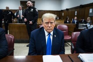 El expresidente Donald Trump se presenta en la corte penal de Manhattan durante la selección del jurado, en Nueva York, el jueves 18 de abril de 2024. (Jabin Botsford/The Washington Post vía AP, Pool)
