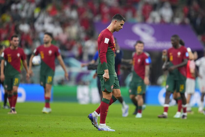 El atacante portugués Cristiano Ronaldo se retira de la cancha tras la victoria 6-1 ante Suiza en los octavos de final del Mundial, el martes 6 de diciembre de 2022, en Lusail, Qatar. (AP Foto/Natacha Pisarenko)