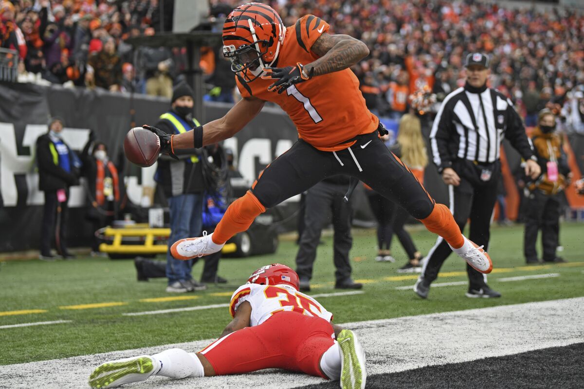 Bengals  receiver Ja'Marr Chase (1) catches an 18-yard touchdown pass as Chiefs cornerback Charvarius Ward (35) defends.