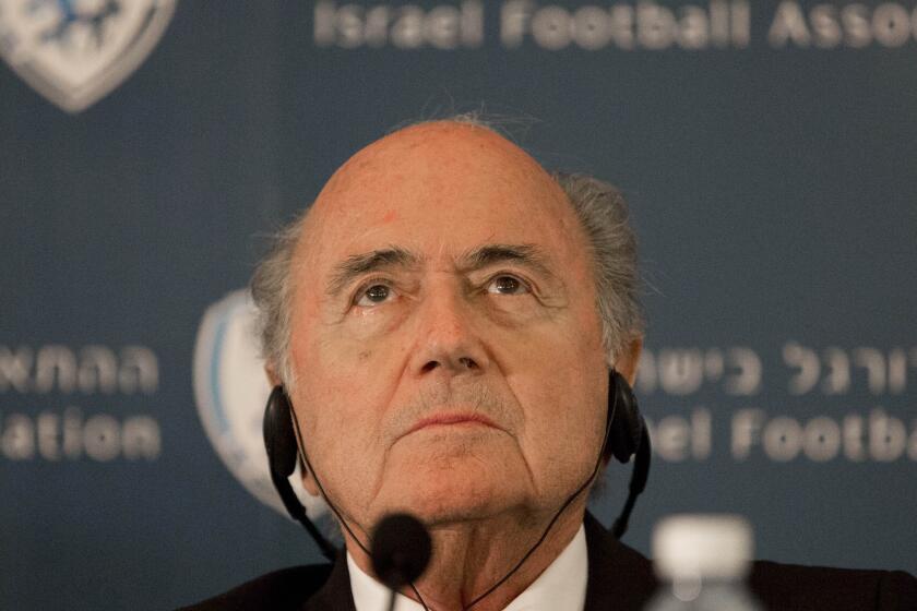 Sepp Blatter, anuncio que la FIFA requiere una profunda reestructuración y que renuncia a su cargo. (AP Foto/Tsafrir Abayov)