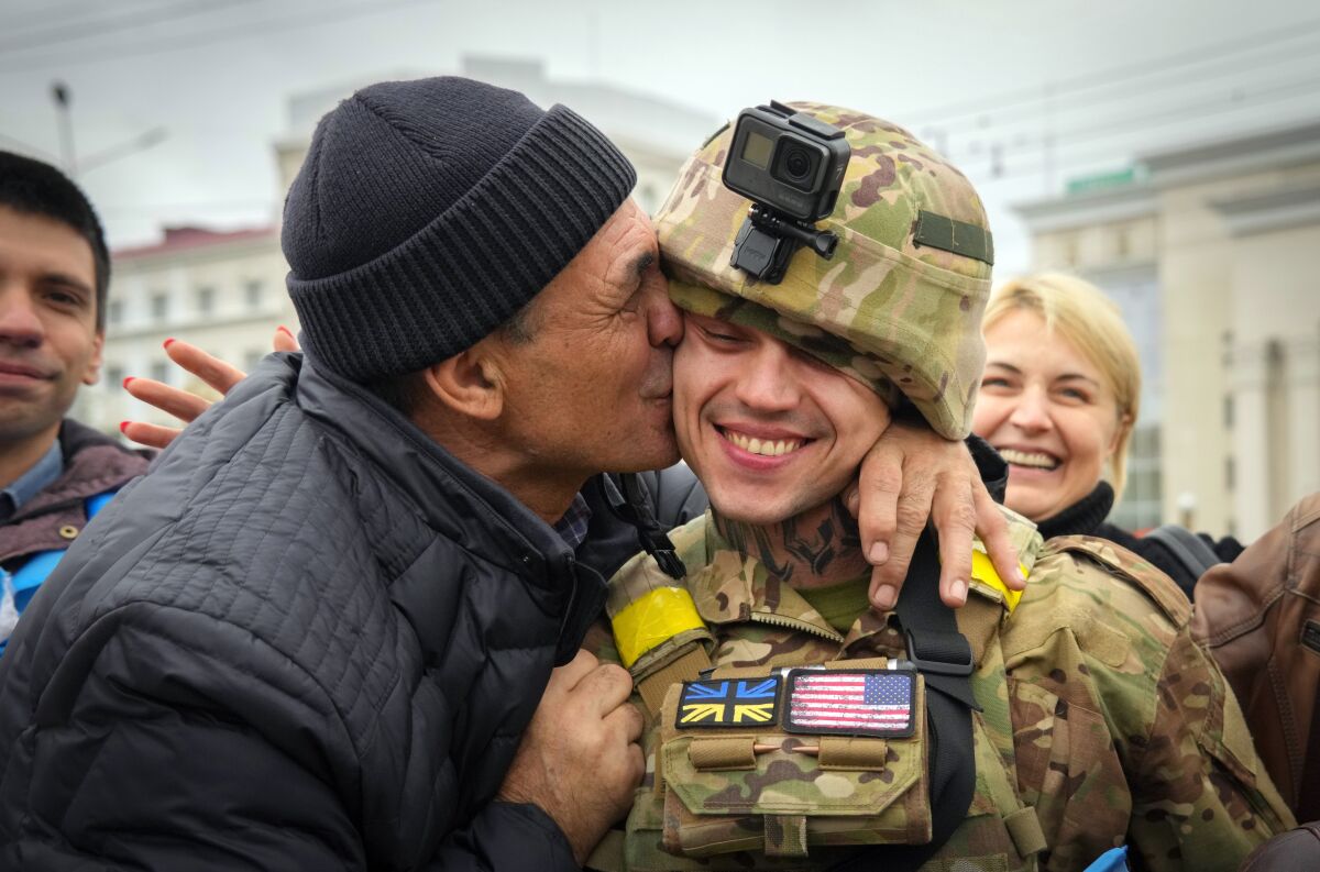Un residente de Jersón besa a un soldado ucraniano en Jersón, Ucrania, el domingo 13 de noviembre 