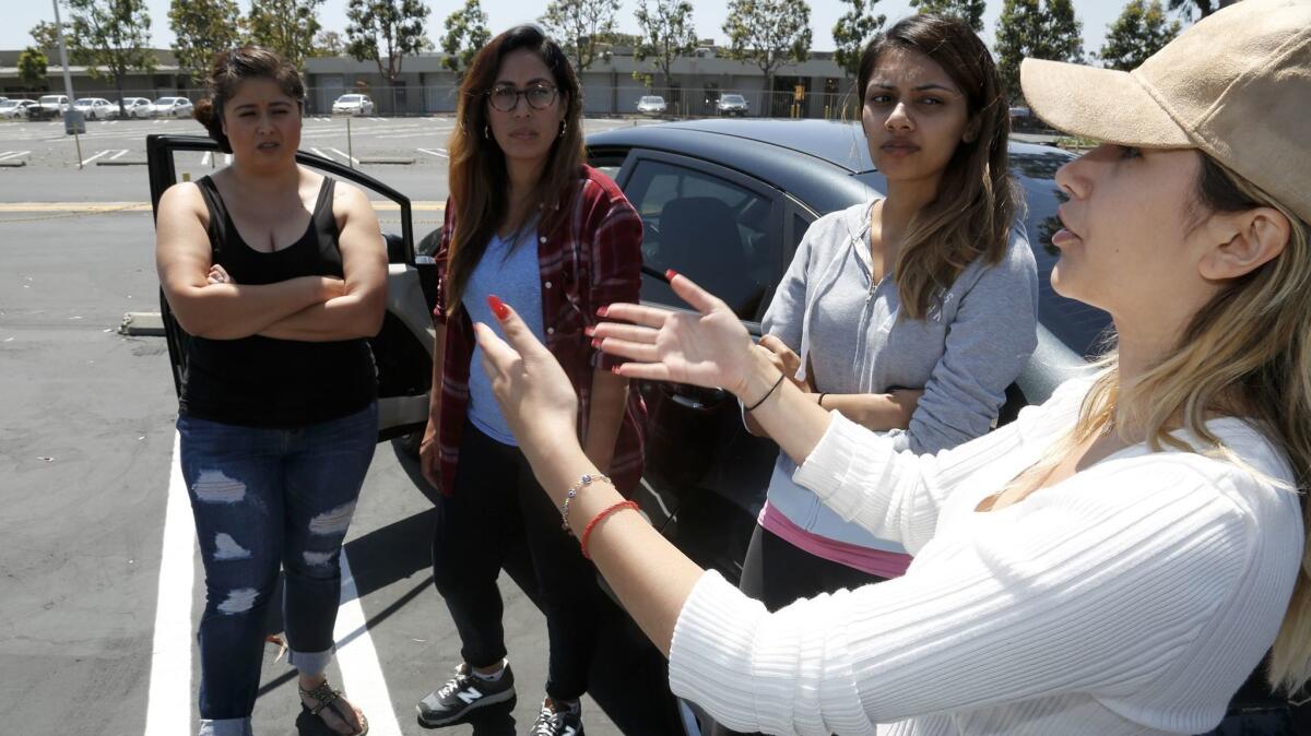 De izquierda a derecha, las estudiantes de derecho Victoria Lucero, Ruth Arellano, Amrit Nahal Y Kathy Iravani paradas en el estacionamiento de Whittier Law School expresando su ira sobre el cierre propuesto. (Mark Boster)