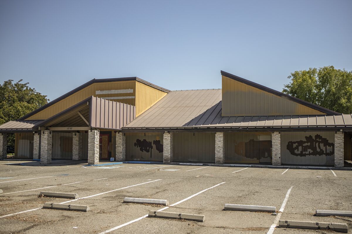 Abandoned businesses at a Fresno strip mall on Aug. 25, 2022. Photo by Larry Valenzuela, CalMatters/CatchLight Local