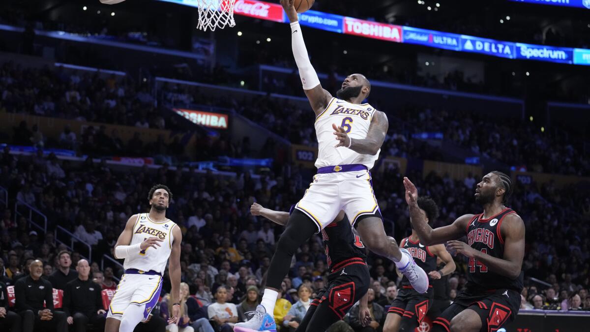 LeBron James steals the show with two big dunks in Lakers win over Bulls