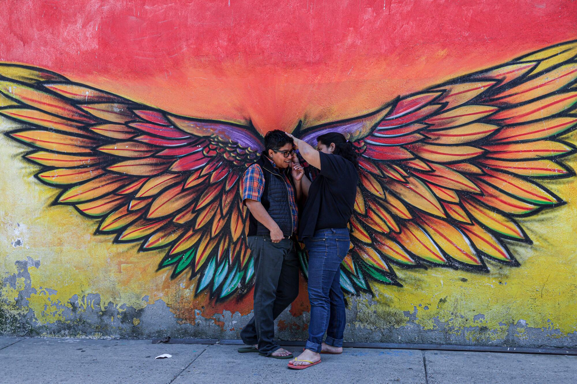 罗萨里奥·迪莉娅 (Rosario Delia) 和格雷西亚·玛丽亚 (Gracia Maria) 在 Movimiento Juventud 2000 移民庇护所外共度时光。