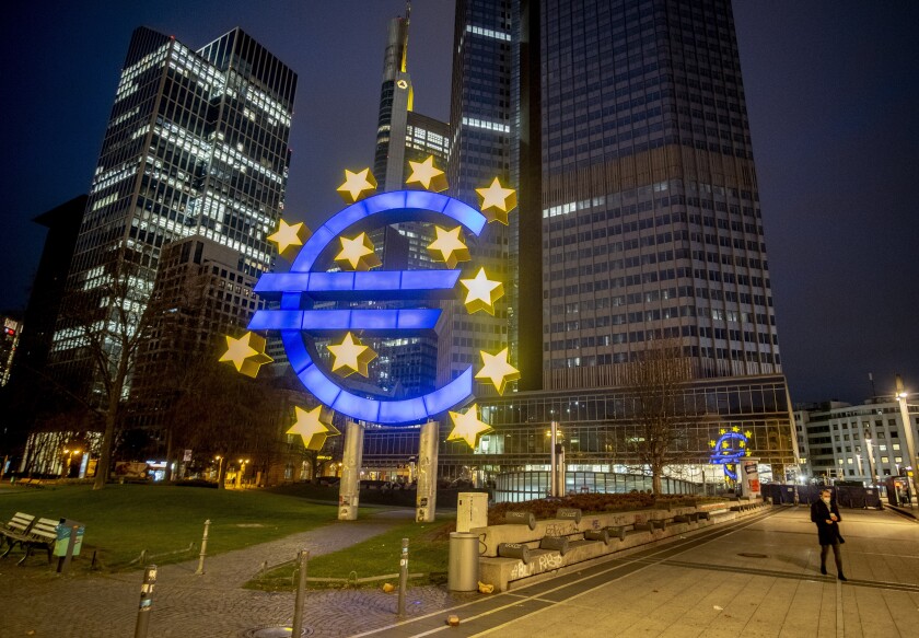 ARCHIVO - La foto muestra la escultura del euro en Fráncfort, Alemania, 