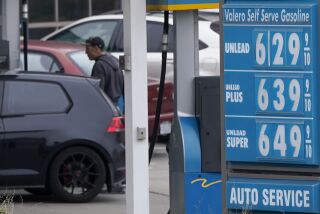 ARCHIVO - Un tablero de precios de la gasolina se muestra en una gasolinera el martes 19 de julio de 2022 en San Francisco. (AP Foto/Jeff Chiu, Archivo)