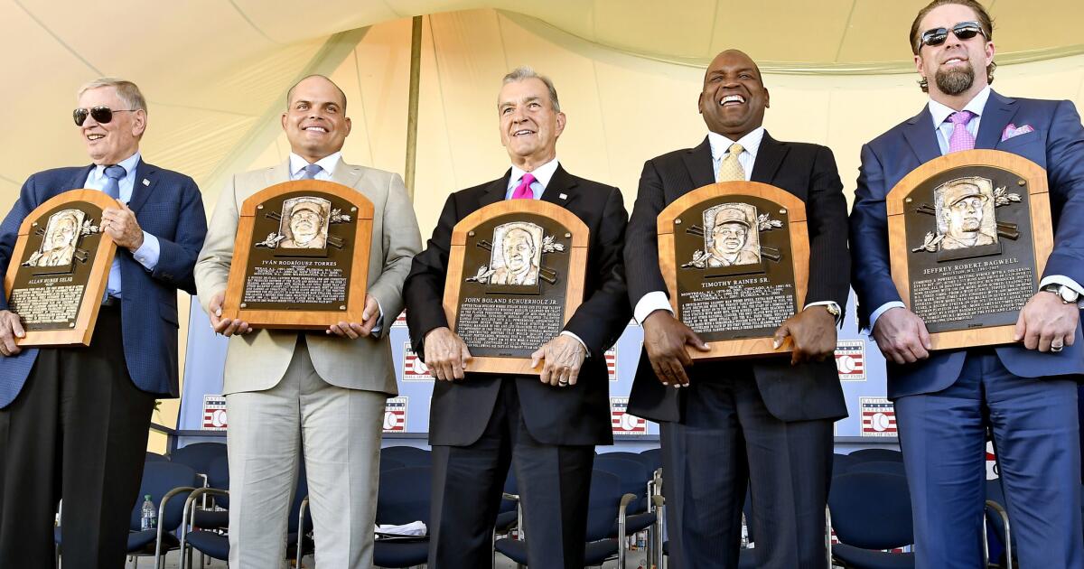 Pudge Rodriguez and other Hall of Fame inductees take part in