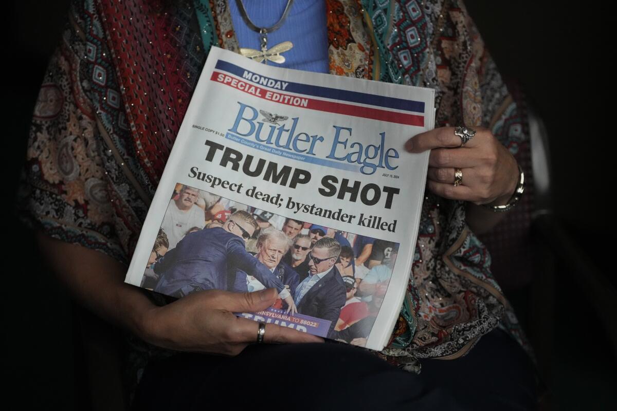 Donna Sybert, editora gerente del periódico Butler Eagle, sostiene una edición especial 