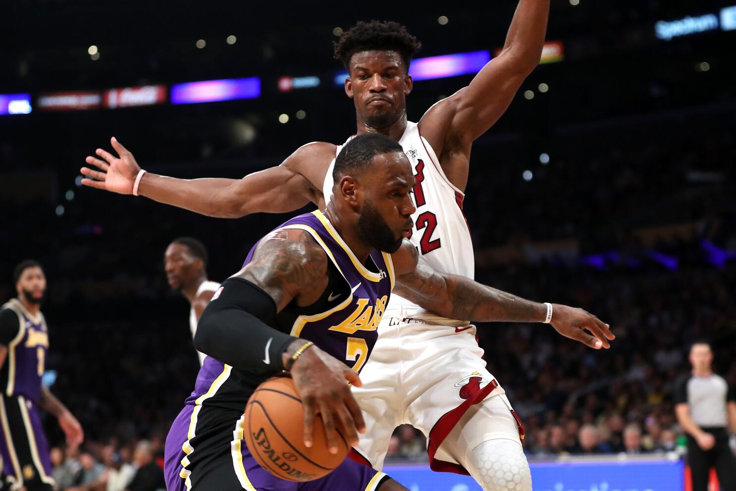 Anthony Davis scores 26 points as Lakers beat Heat to notch